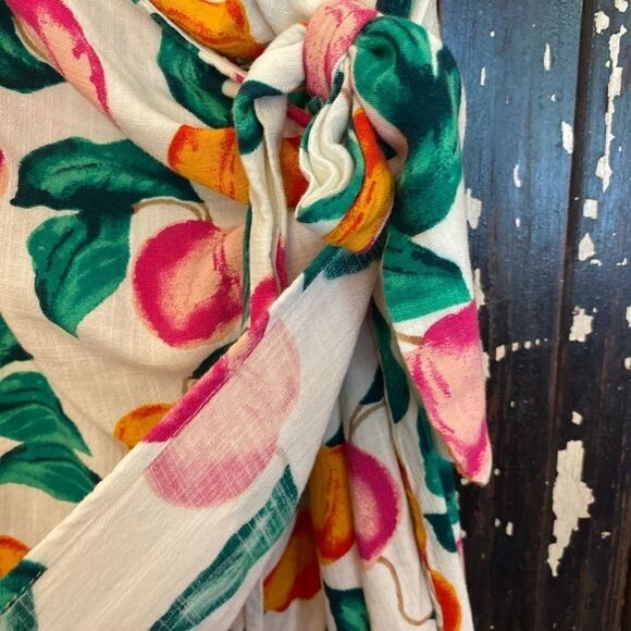 EUC Victoria and Sophia fruit wrap top. Size Small - Picture 2 of 5